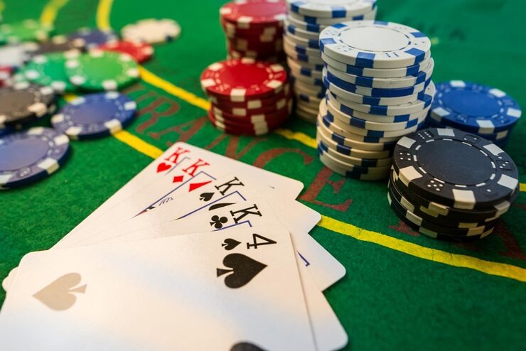 Live-dealer table on app. Mobile phone displaying mantan4d live-dealer blackjack table.
